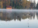 Рано утром на озере очень красиво